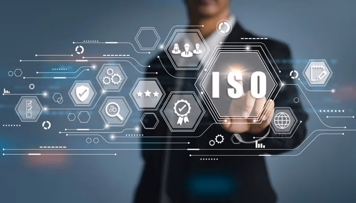 Digitale Darstellung eines Qualitätsmanagementsystems mit Icons und einem ISO-Zertifizierungsbutton