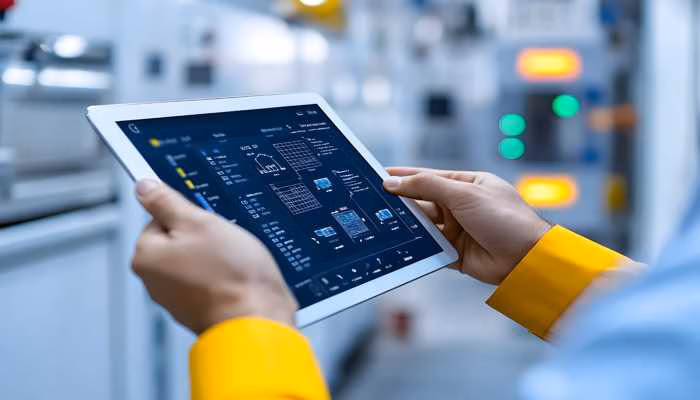 Tablet zeigt Industrie App, Arbeiter in der Produktion