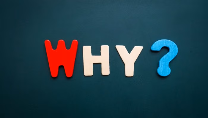 Buntes Schriftbild des Wortes WHY mit Fragezeichen – Symbol für die 5-Why-Methode zur Problemanalyse