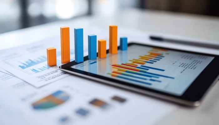 Visualisierung von Daten mit Tablet und Diagrammen – 7 Qualitätswerkzeuge (Q7) in der Analyse